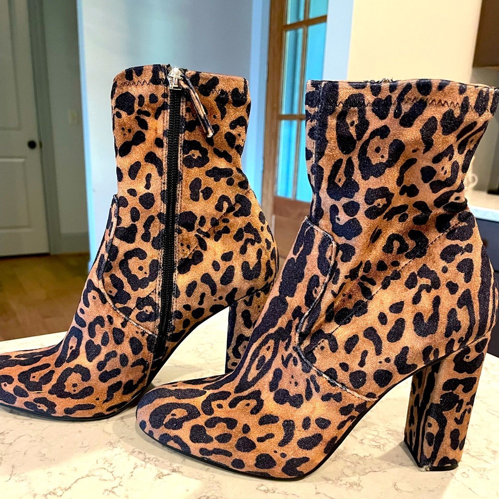 CLEARING OUT MY CLOSET! STEVE MADDEN boots - size 8M.